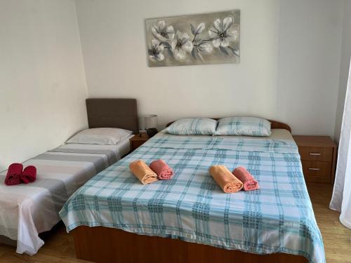 2 camas con almohadas en una habitación en Apartmani Krišto Zadar, en Zadar