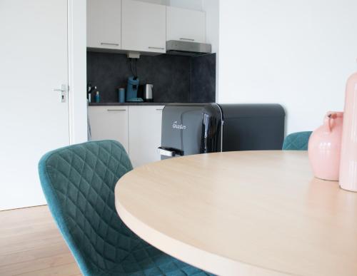 a table and chairs in a room with a kitchen at Gastenverblijf Janssen in Schagen (NH) in Schagen
