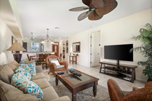 sala de estar con sofá y TV en Fairway Villas Waikoloa by OUTRIGGER en Waikoloa