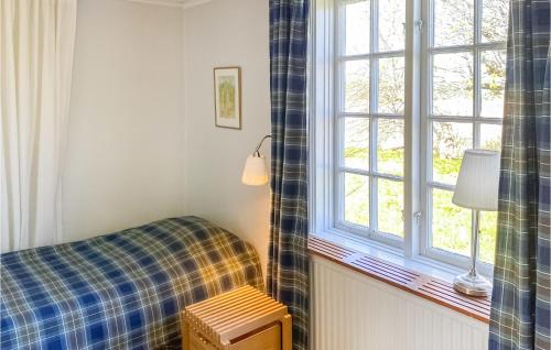 Habitación con ventana y banco junto a una ventana en Beautiful Home In Valdemarsvik With Kitchen, en Valdemarsvik