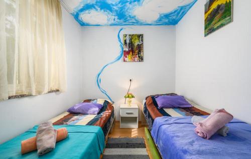 2 aparte bedden in een slaapkamer met een blauw plafond bij Rovinj Mir in Matohanci