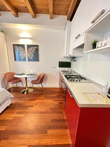 cocina con encimera y mesa en Cozy Apartment Center, en Bérgamo