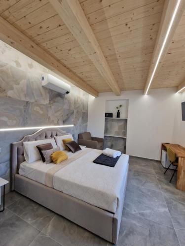 Postel nebo postele na pokoji v ubytování MARLA ROOMS