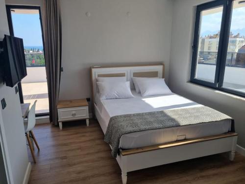 ein Schlafzimmer mit einem Bett und einem großen Fenster in der Unterkunft Royal Homes 503 in Antalya