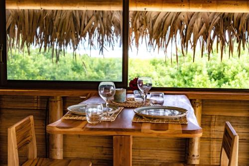 una mesa de madera con copas de vino encima en Tierra Munay, en Las Tunas