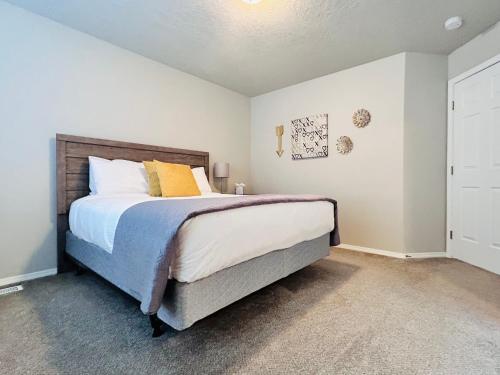 um quarto com uma cama grande num quarto em The Getaway SE Boise Condo Across the street from Greenbelt, Bown Crossing and Boise River 3BD 3Bath, 4 beds! Lovely, Homey, Dining table seats 6 em Boise