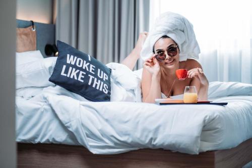 Ein Bett oder Betten in einem Zimmer der Unterkunft Moxy Sion
