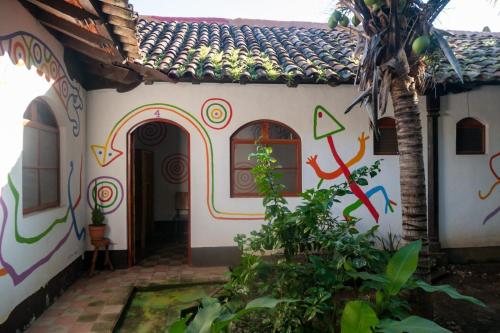 une maison avec un arc-en-ciel peint sur son côté dans l'établissement Cueva Nica, à Granada