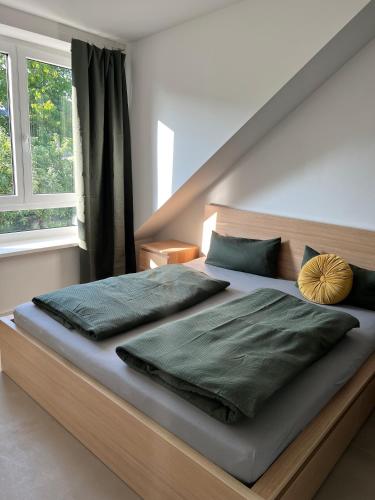 1 dormitorio con 1 cama grande con sábanas verdes en Ruhige Wohnung mit 2 Schlafzimmern auf 80qm, en Kürnach