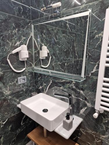 Bilik mandi di MARLA ROOMS