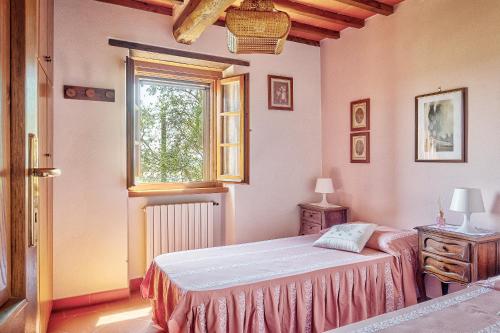 een slaapkamer met een bed en een raam bij Torre dell'Aurora in Monte San Savino