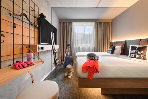 Ein Bett oder Betten in einem Zimmer der Unterkunft Moxy Sion