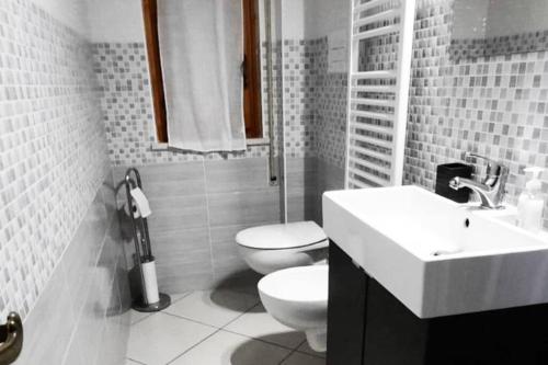 ein weißes Bad mit einem WC und einem Waschbecken in der Unterkunft Casa Cuore in Montesilvano