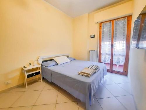 Schlafzimmer mit einem Bett, einem Tisch und einem Fenster in der Unterkunft Casa Cuore in Montesilvano