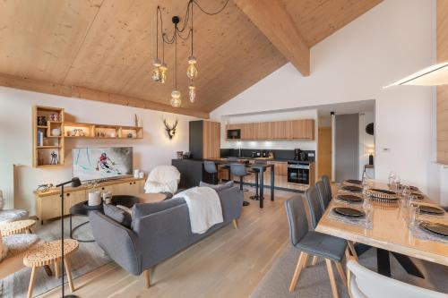 Il comprend un salon décloisonné et une cuisine avec une table et des chaises. dans l'établissement Perle de Savoie - Apt A401 - BO Immobilier - Châtel - Châtel Multipass Été 2025 en option au tarif de 3euros par jour et par personne, à Châtel