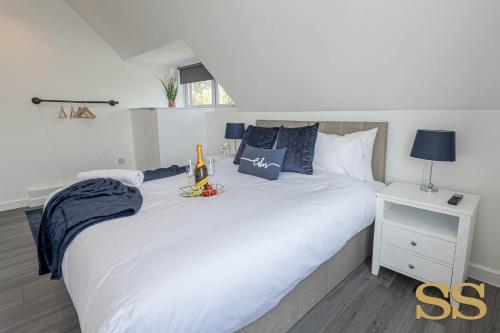 1 dormitorio con 1 cama blanca grande y mesita de noche en The Hideaway - 1 MINUTE FROM 02 ACADEMY - FREE PARKING - 5 MINUTES FROM THE BEACH - FAST WI-FI - SMART TV, en Bournemouth
