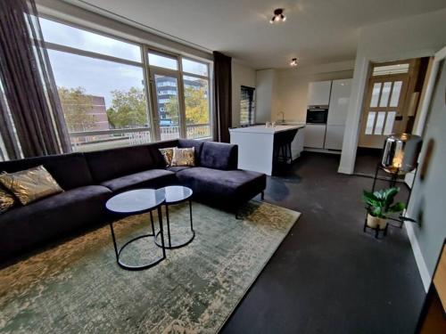 sala de estar con sofá y mesa en k50159 Spacious and modern apartment near the city center, free parking, en Eindhoven