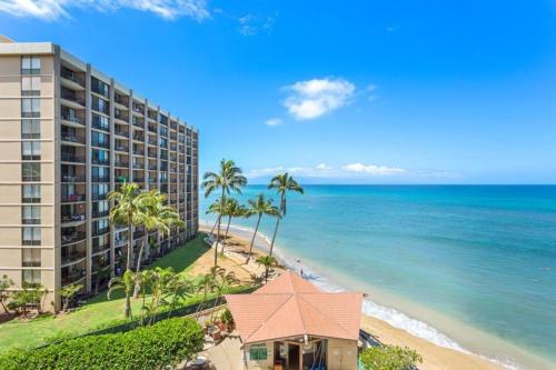 uma vista aérea de um hotel e da praia em Deluxe Oceanview Maui Studio..New & Updated em Kahana