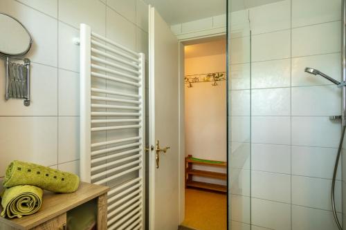uma casa de banho com um chuveiro e uma porta de vidro em Ferienwohnung Oberberg em Oberreute