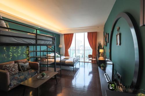 ein Schlafzimmer mit einem Etagenbett und ein Wohnzimmer in der Unterkunft The Shore Premium Melaka By I Housing in Malakka