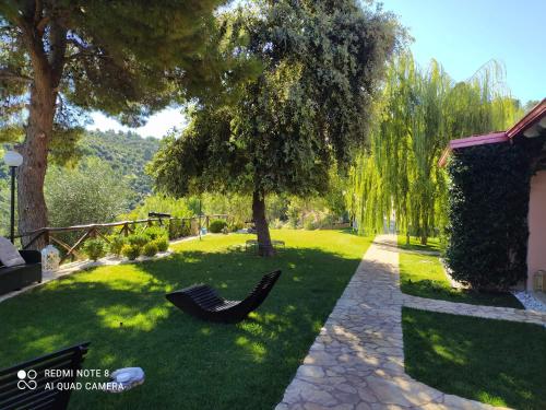 a garden with a black hammock in the grass at B&B Volver in Peschici