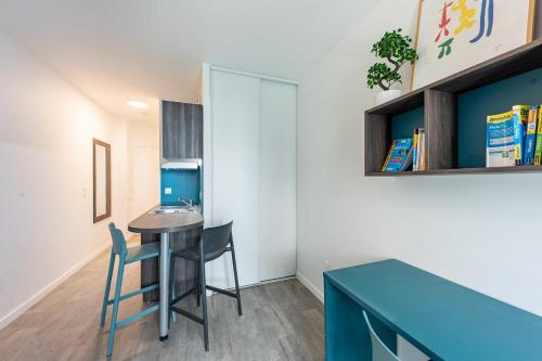 a small dining room with a table and chairs at Cute Studio close to Paris - 1P - 714 in Ivry-sur-Seine