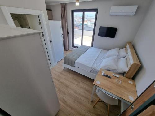 sypialnia z łóżkiem, biurkiem i telewizorem w obiekcie Royal Homes 505 w mieście Antalya
