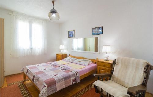 1 dormitorio con cama, escritorio y silla en Stunning Apartment In Pisak With House Sea View, en Pisak