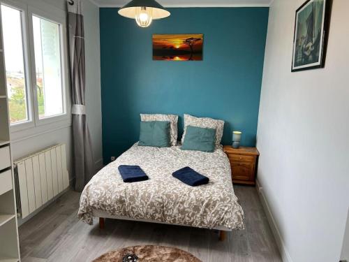 - une chambre bleue avec un lit aux murs bleus dans l'établissement logement entier spacieux/lumineux/parking privé, à Toulouse