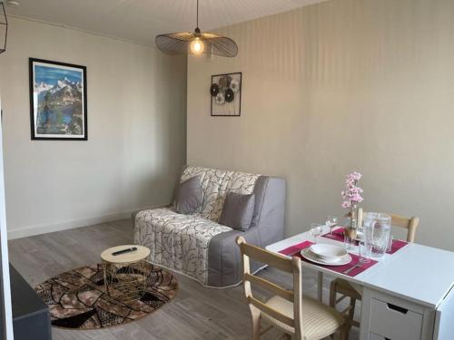 - un salon avec une table et un canapé dans l'établissement logement entier spacieux/lumineux/parking privé, à Toulouse