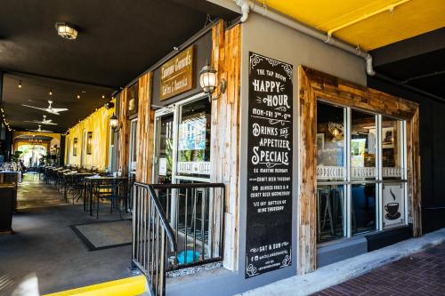 Hollander Hotel - Downtown St. Petersburgにあるレストランまたは飲食店