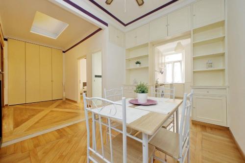 uma cozinha com uma mesa e cadeiras e um tecto em Sanctuary Home 32 em Roma