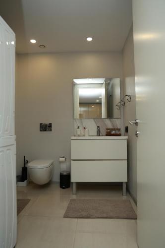 y baño con lavabo, bañera y espejo. en Pullman Prime-I-BDROOM en Estambul