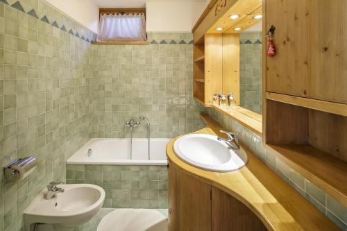Bathroom sa Villa Ronco - Stayincortina