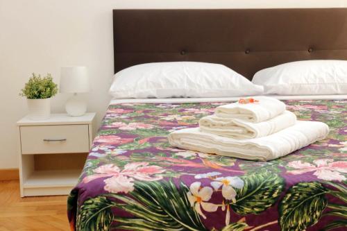 uma cama com toalhas empilhadas em cima em Sanctuary Home 32 em Roma