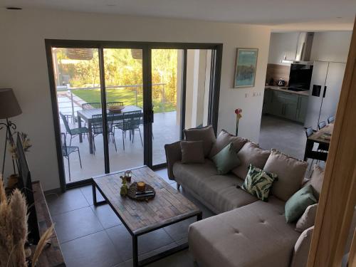 Afbeelding uit fotogalerij van La maison Adriel - Villa récente avec jardin et piscine in Saumane-de-Vaucluse