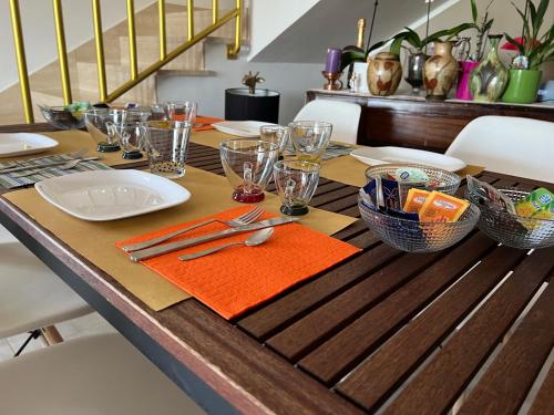卡帕喬－帕埃斯圖姆的住宿－Cento Giorni B&B Costa Paestum，一张餐桌,上面有橙色餐巾