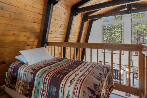 Voodi või voodid majutusasutuse Big Bear Den - Great cabin far enough from town to getaway and fully fenced yard with firepit toas