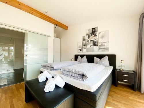 オーバーシュタウフェンにあるStaufenresidenzのベッドルーム1室(ベッド2台、白いシーツ、タオル付)
