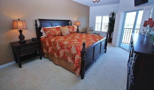 1 dormitorio con 1 cama y 1 mesa con lámpara en Oceanwalk 9-604, en New Smyrna Beach