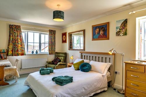 een slaapkamer met een groot bed en een stoel bij Finest Retreats - Seascape in Teignmouth