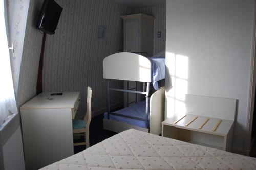 a small bedroom with a bunk bed and a desk at Belle Epoque in Chinon