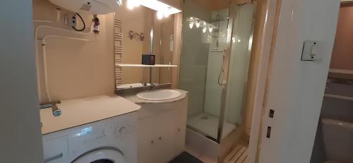 ein Badezimmer mit Toilette, Waschbecken und Dusche in der Unterkunft Superbe Appartement - Vue Mer in Saint-Hilaire-de-Riez