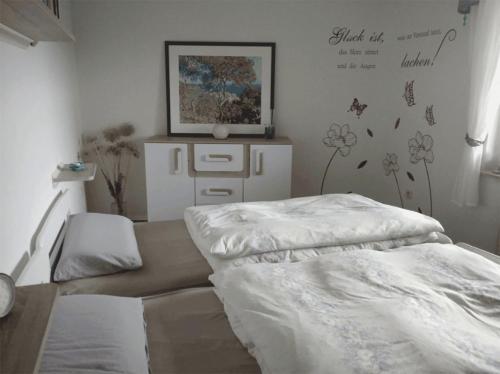 ein Schlafzimmer mit 2 Betten und einem Wandgemälde in der Unterkunft Ferienwohnung Pentagono in Engelskirchen