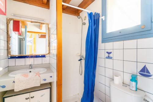a bathroom with a sink and a shower at Villa Jumelée Proche Des Plages Du in Biscarrosse