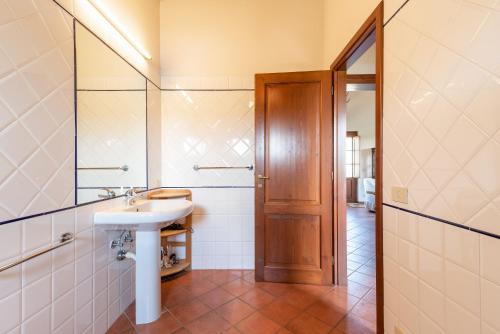 ein Bad mit einem Waschbecken und einem Spiegel in der Unterkunft Appartamento Colombaia in Laterina