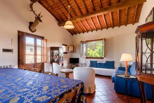 ein Wohnzimmer mit einem blauen Bett und einem Sofa in der Unterkunft Appartamento Colombaia in Laterina
