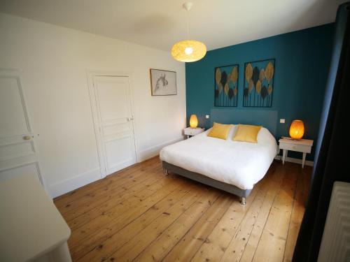 Les Gîtes du Couesnon في بونتورسون: غرفة نوم مع سرير وطاولتين مع مصابيح