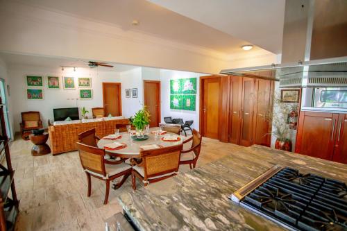 a living room with a table and a kitchen at Xeliter Balcones del Atlantico - Las Terrenas in Las Terrenas