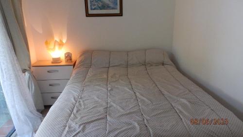 - une chambre avec un lit et une lampe sur une table de chevet dans l'établissement Paradisiaque, à Brignoles